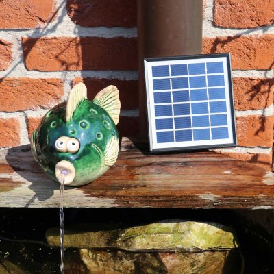 Wasserspeier Fisch grün aus Keramik mit Solarpumpe