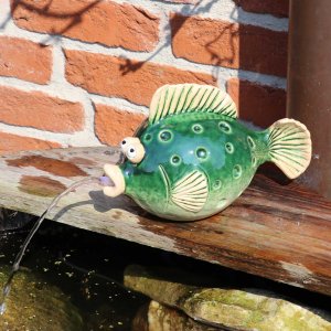 Wasserspeier Fisch grün aus Keramik mit Solarpumpe