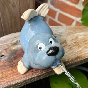 Wasserspeier Seehund grau klein mit Pumpe