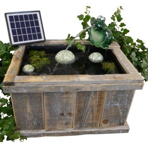 Holzkiste mit Wasserspeier Frosch dunkelgrün mit Solarpumpe und Schwimmkugeln aus Keramik