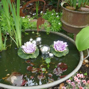 Miniteich Deko mit 2 künstlichen Seerosen lila - Schwimmkugeln in silber