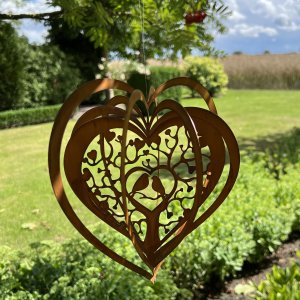 Windspiel Herz Gartendeko mit Baum in Rostoptik