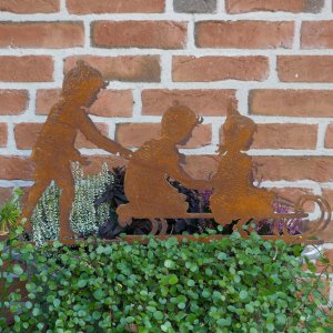 Gartenstecker Kinder auf Schlitten