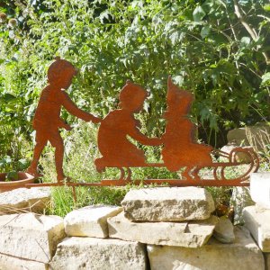 Gartenstecker Kinder auf Schlitten