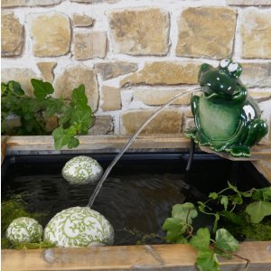 Wasserspeier frecher Frosch dunkelgrün + grüne Schwimmkugeln+ Pumpe