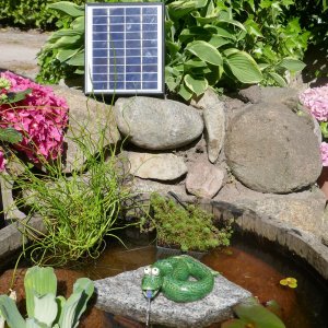 Wasserspeier Schlange grün mit Akku Solarpumpe