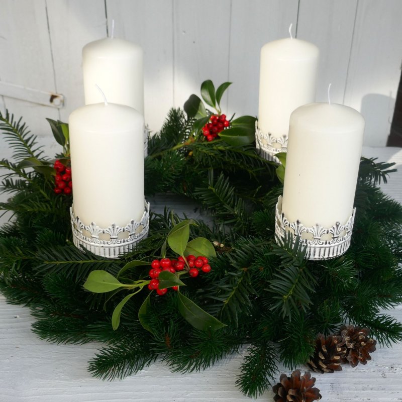 4er Set Weiße XXL-Kronen-Teelichthalter Shabby Chic für Advent & meh, 15,95 €
