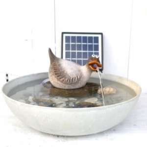 Wasserspeier Ente aus Keramik mit Solarpumpe
