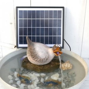 Wasserspeier Ente aus Keramik mit Akku-Solarpumpe