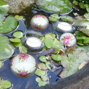 3 Schwimmkugeln mit Rosenmuster und Teelichtschalen