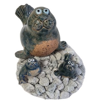 Seehund gerade mit Kindern und Dekosteinen