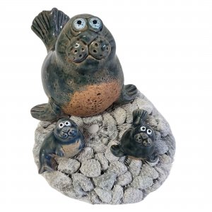 Seehund gerade mit Kindern und Dekosteinen