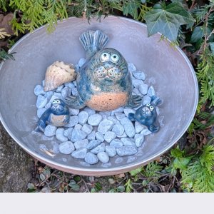 Seehund gerade mit Kindern und Dekosteinen