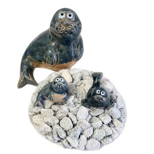 Seehund gebogen mit 2 Kindern und Dekosteinen