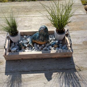 Seehund gebogen mit 2 Kindern und Dekosteinen