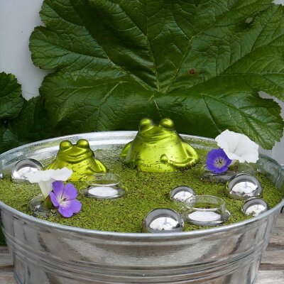 Miniteich mit Schwimmfrosch, silbernen Kugeln, Teelichtern
