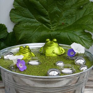 Miniteich mit Schwimmfrosch, silbernen Kugeln, Teelichtern