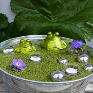 Miniteich mit Schwimmfrosch, silbernen Kugeln, Teelichtern