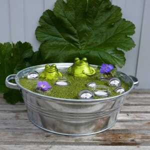Miniteich mit Schwimmfrosch, silbernen Kugeln, Teelichtern