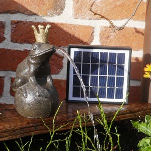 Wasserspeier Froschkönig auf Kugel mit Solarpumpe 9cm x 9cm